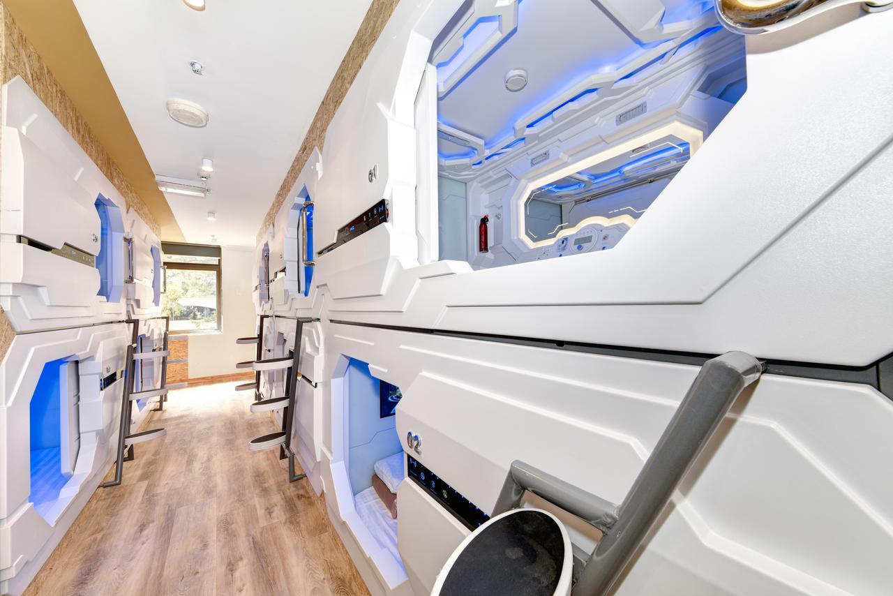 Deluxe Side-Entrance Capsule - Single Bed,1528428658:JPEG